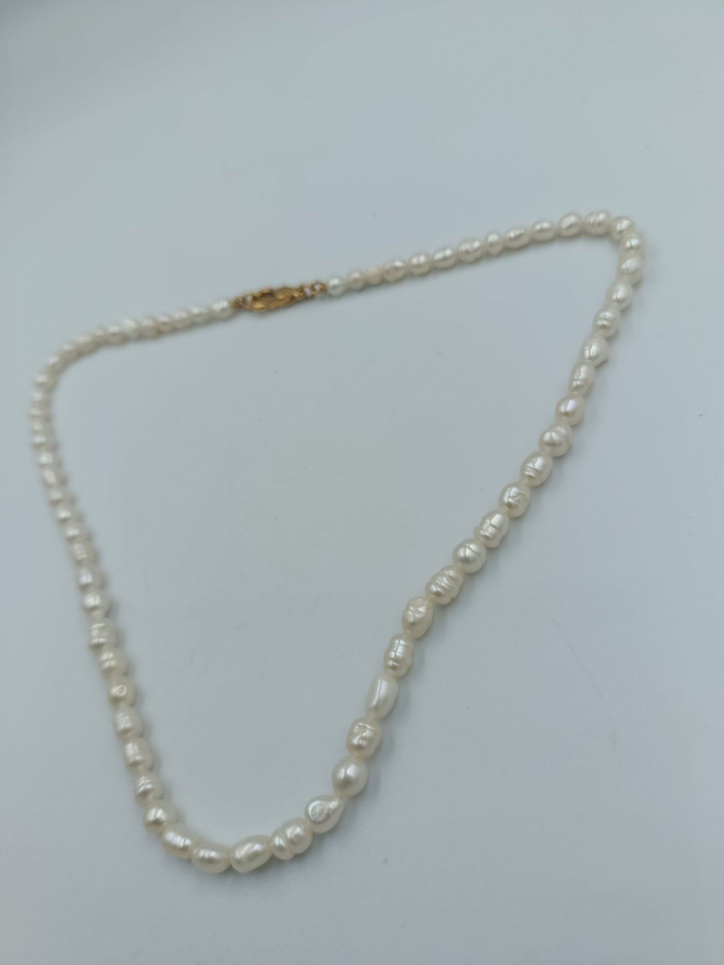 Klassische Halskette mit echten Perlen