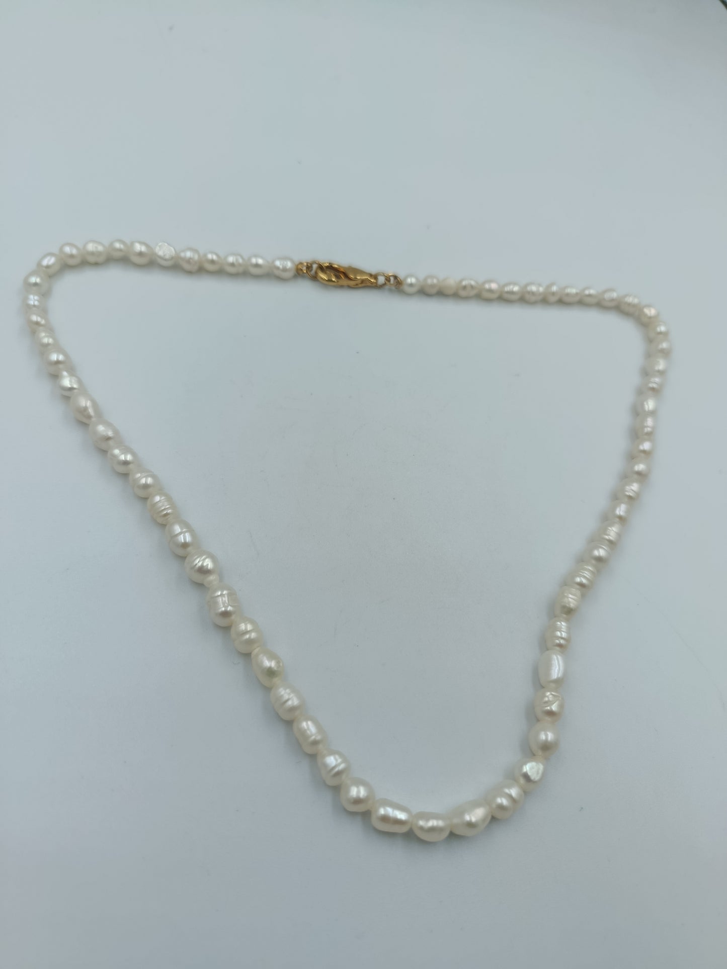 Klassische Halskette mit echten Perlen