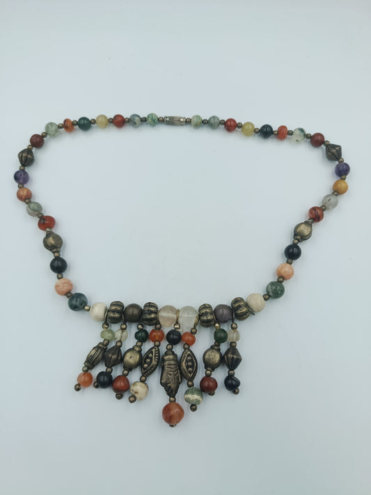 Halskette mit Natursteinen & antikgoldenen Elementen