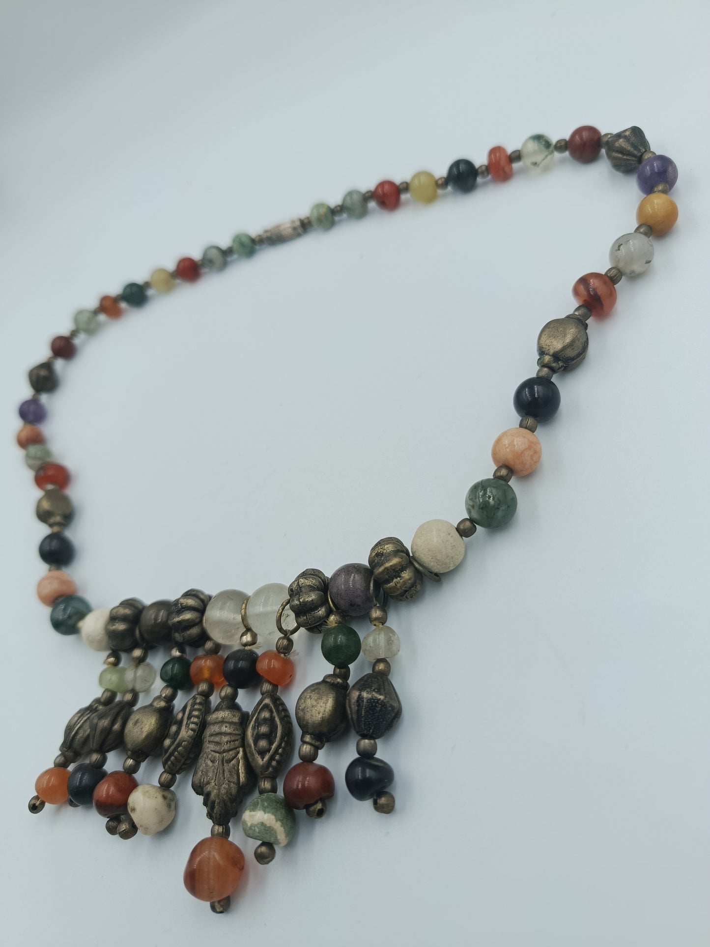 Halskette mit Natursteinen & antikgoldenen Elementen