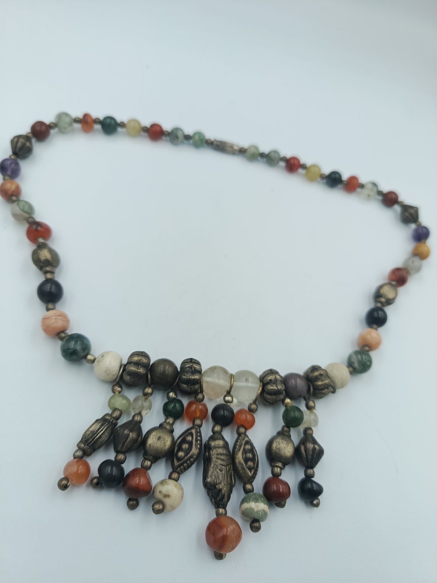 Halskette mit Natursteinen & antikgoldenen Elementen