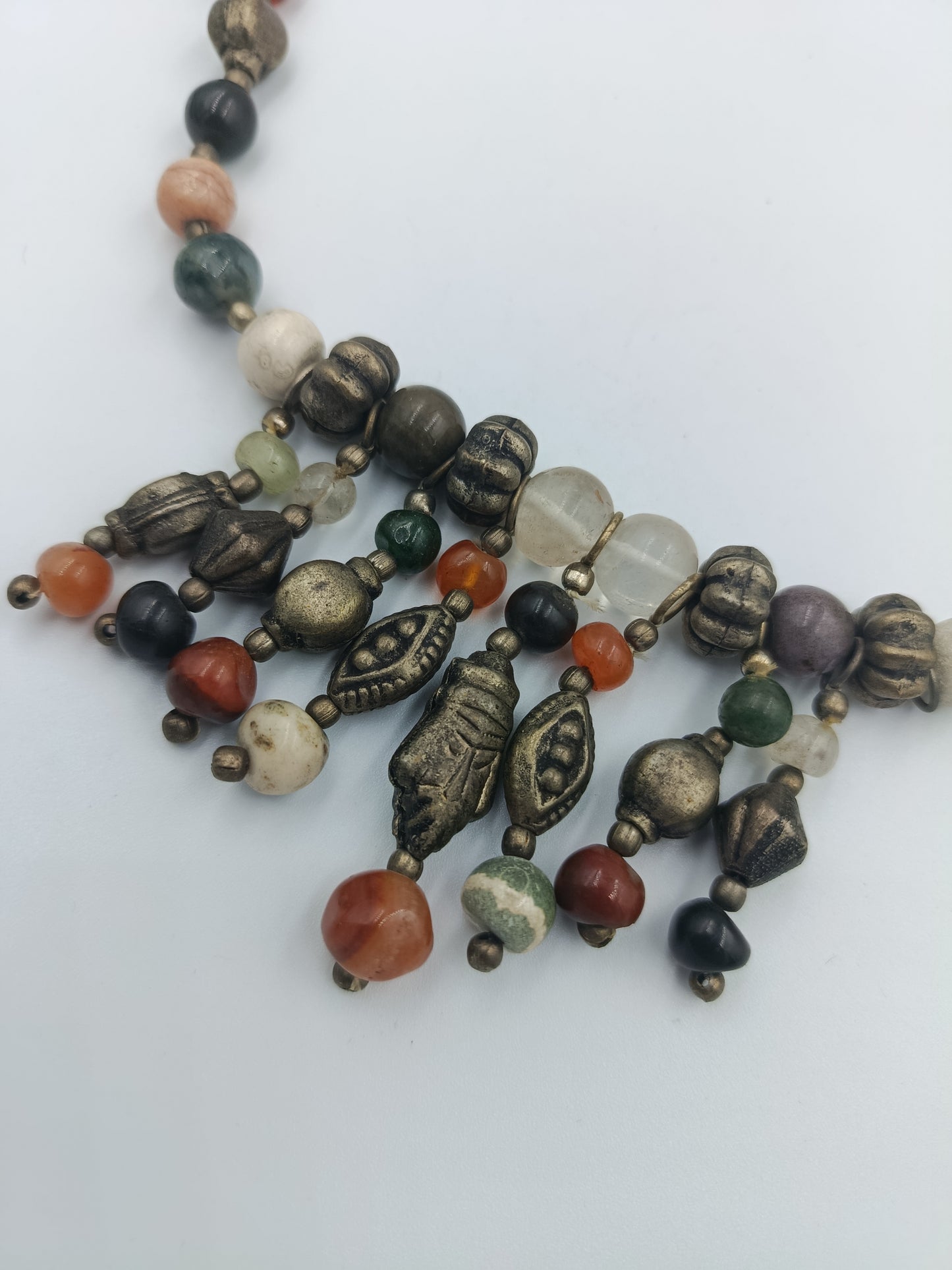 Halskette mit Natursteinen & antikgoldenen Elementen