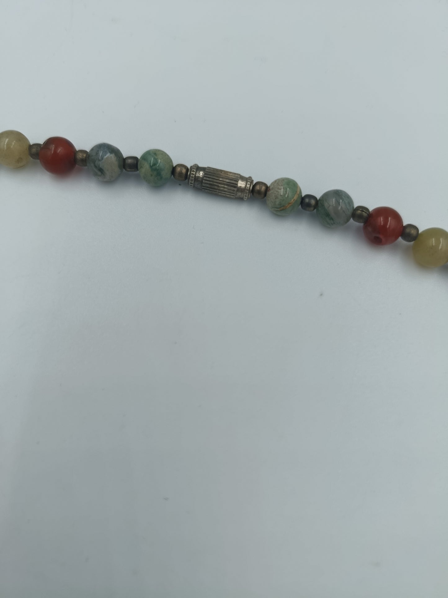 Halskette mit Natursteinen & antikgoldenen Elementen