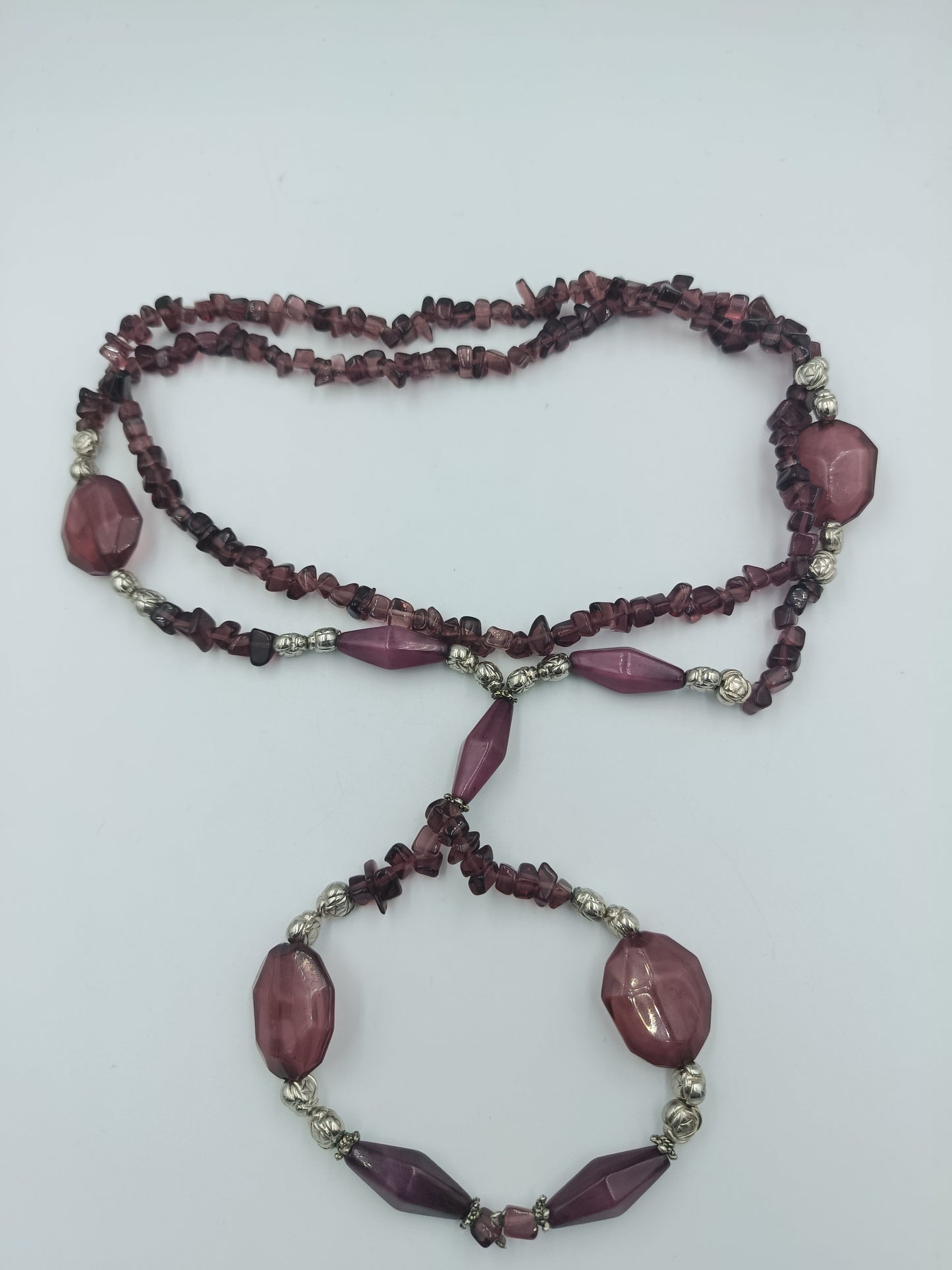 Lange Halskette in Violett mit Glassteinen & Silberdetails