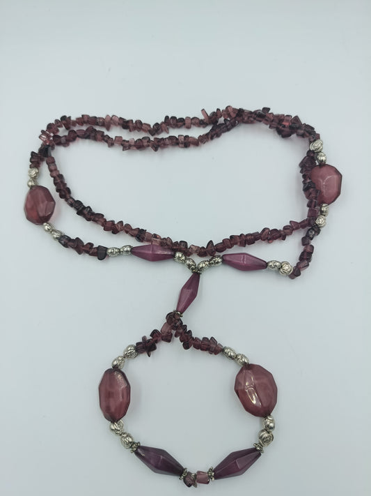 Lange Halskette in Violett mit Glassteinen & Silberdetails