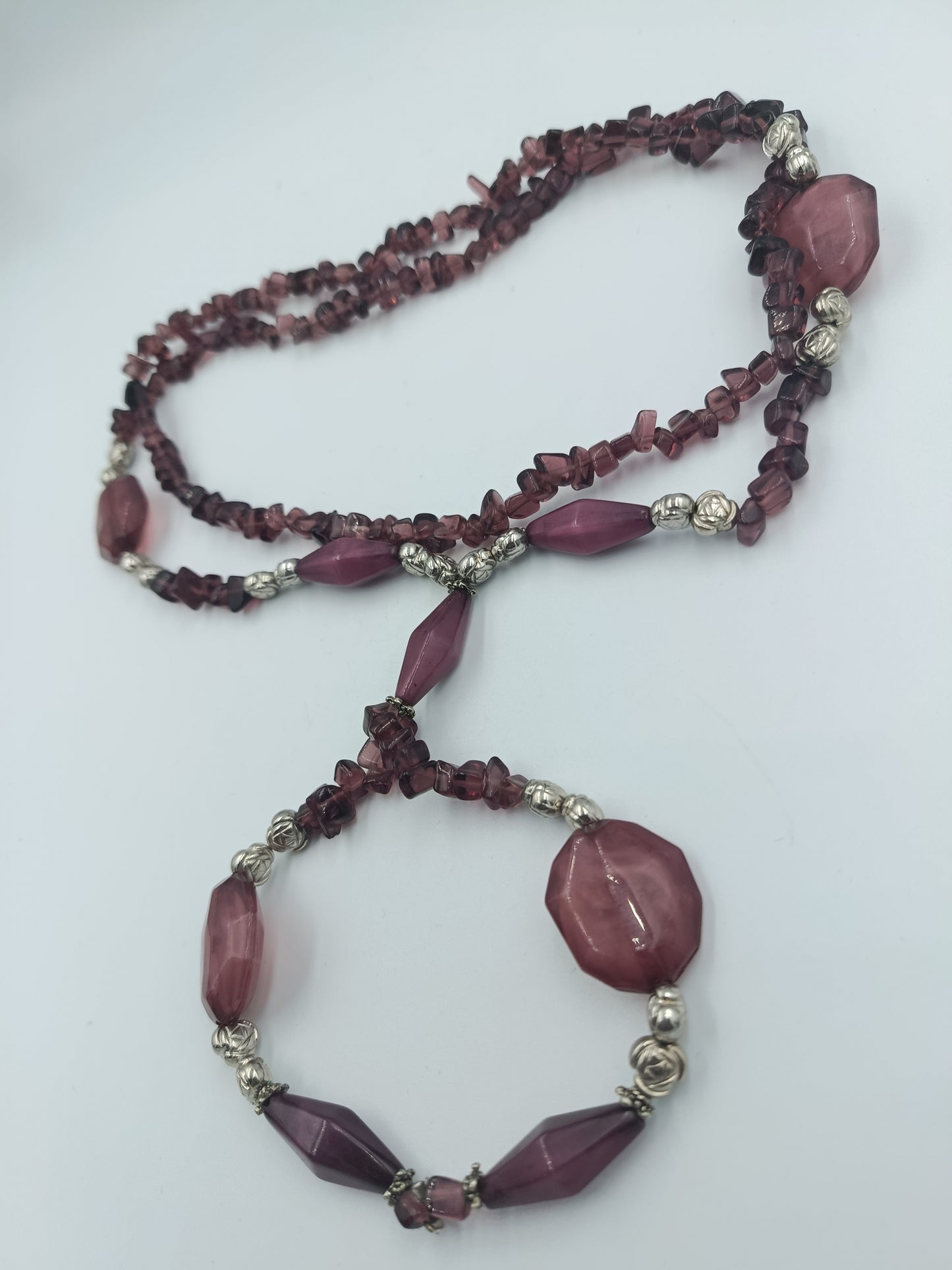 Lange Halskette in Violett mit Glassteinen & Silberdetails