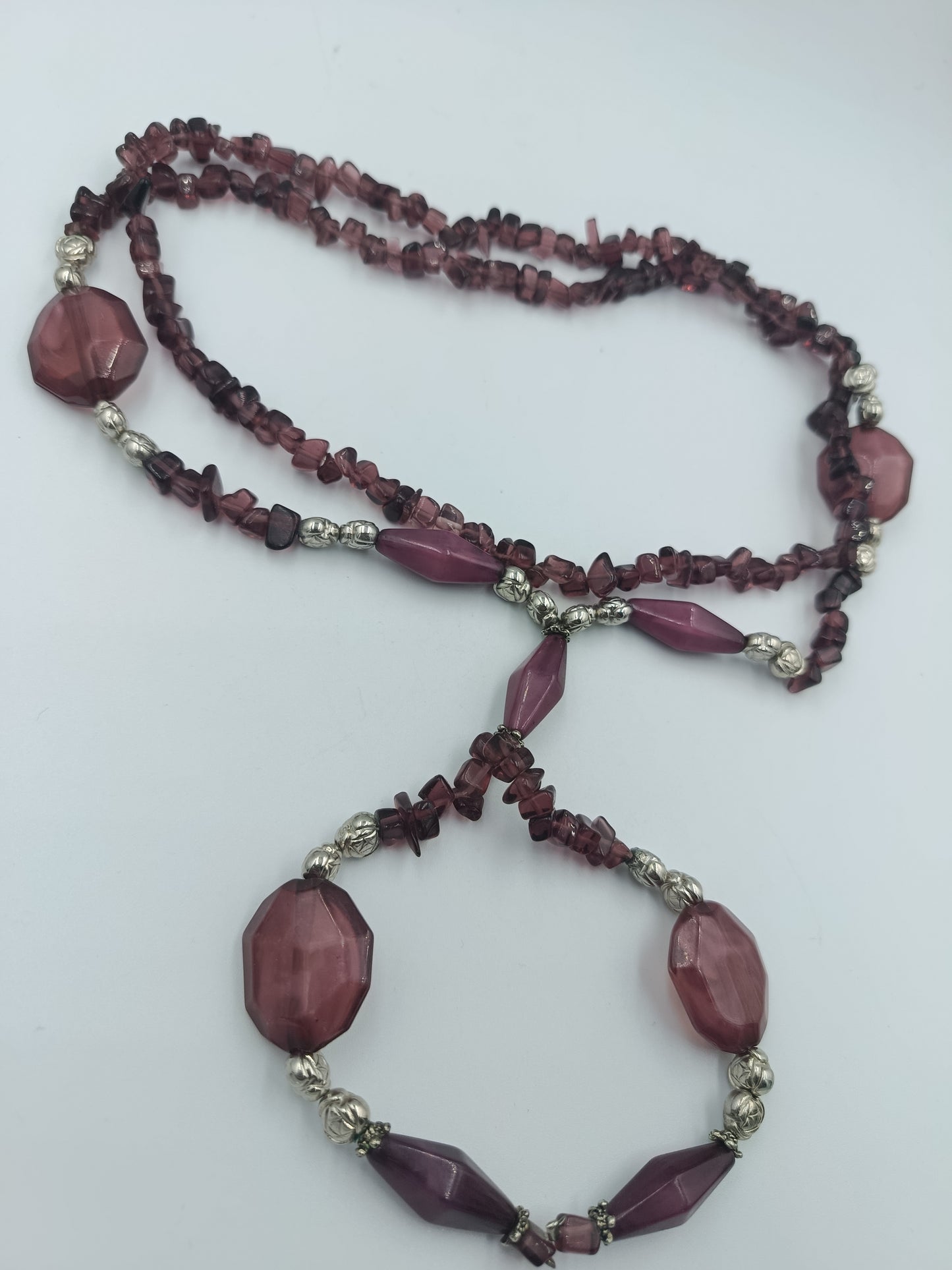 Lange Halskette in Violett mit Glassteinen & Silberdetails