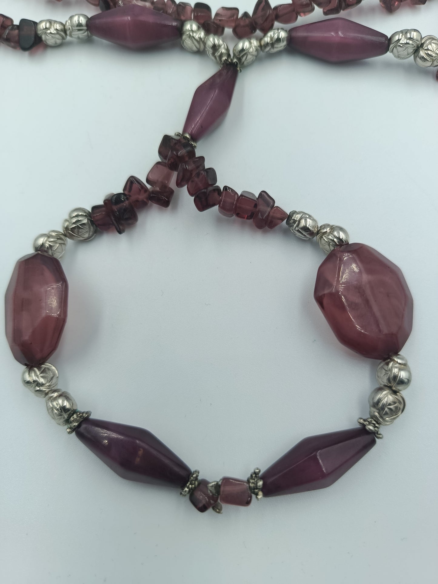 Lange Halskette in Violett mit Glassteinen & Silberdetails