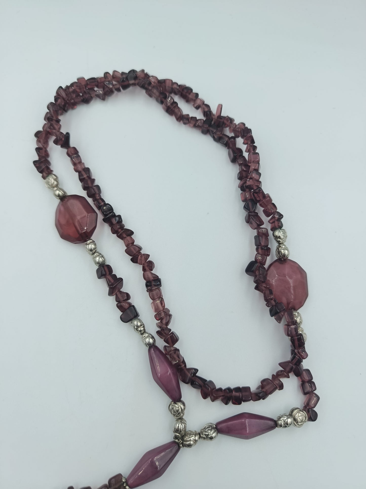 Lange Halskette in Violett mit Glassteinen & Silberdetails