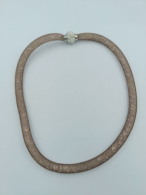 Moderne Netz-Halskette in Beige mit Strassverschluss