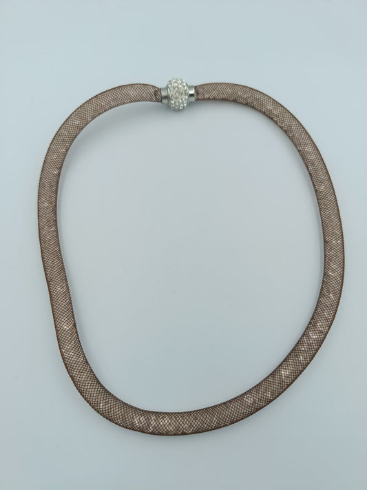 Moderne Netz-Halskette in Beige mit Strassverschluss
