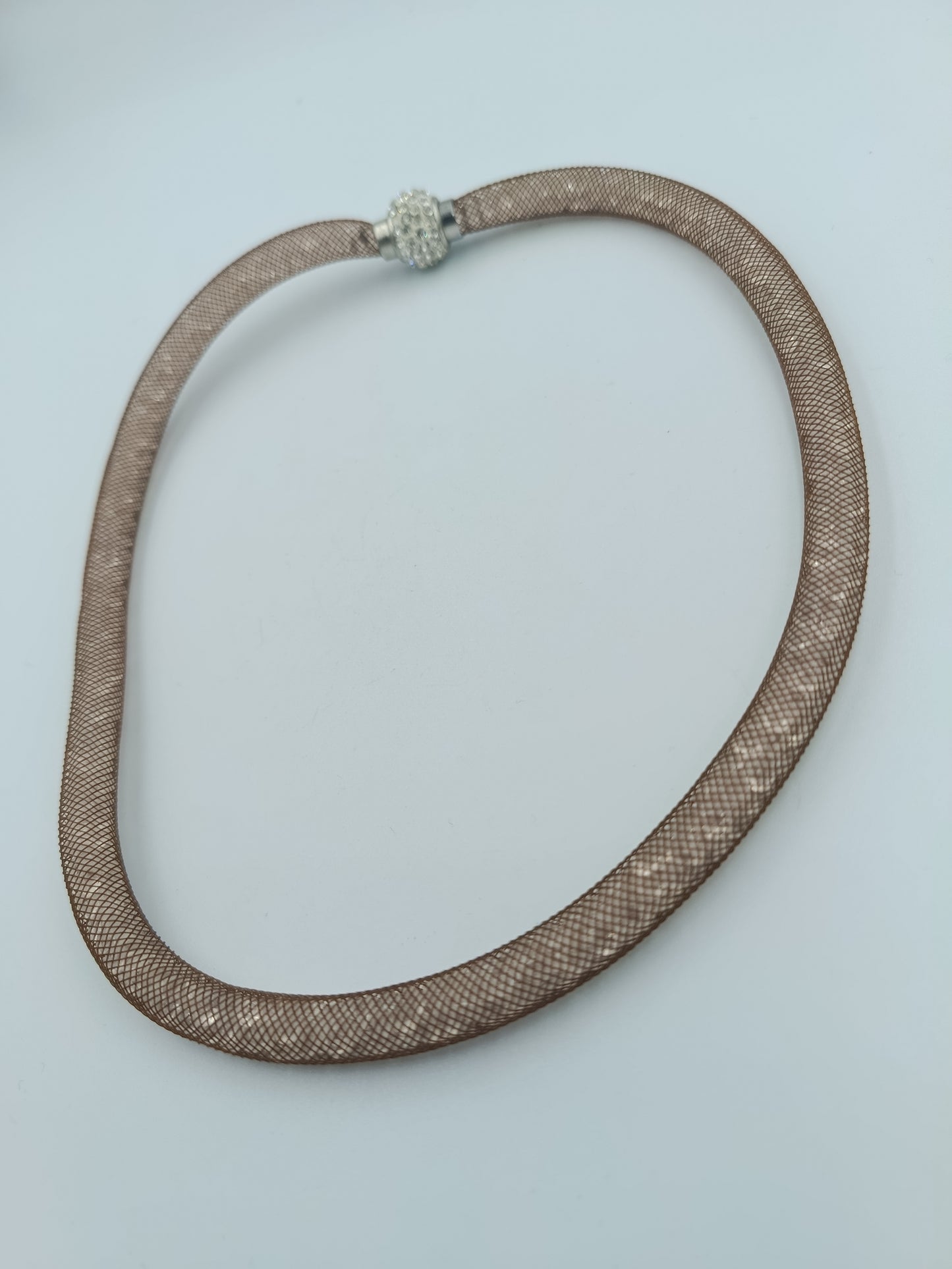 Moderne Netz-Halskette in Beige mit Strassverschluss