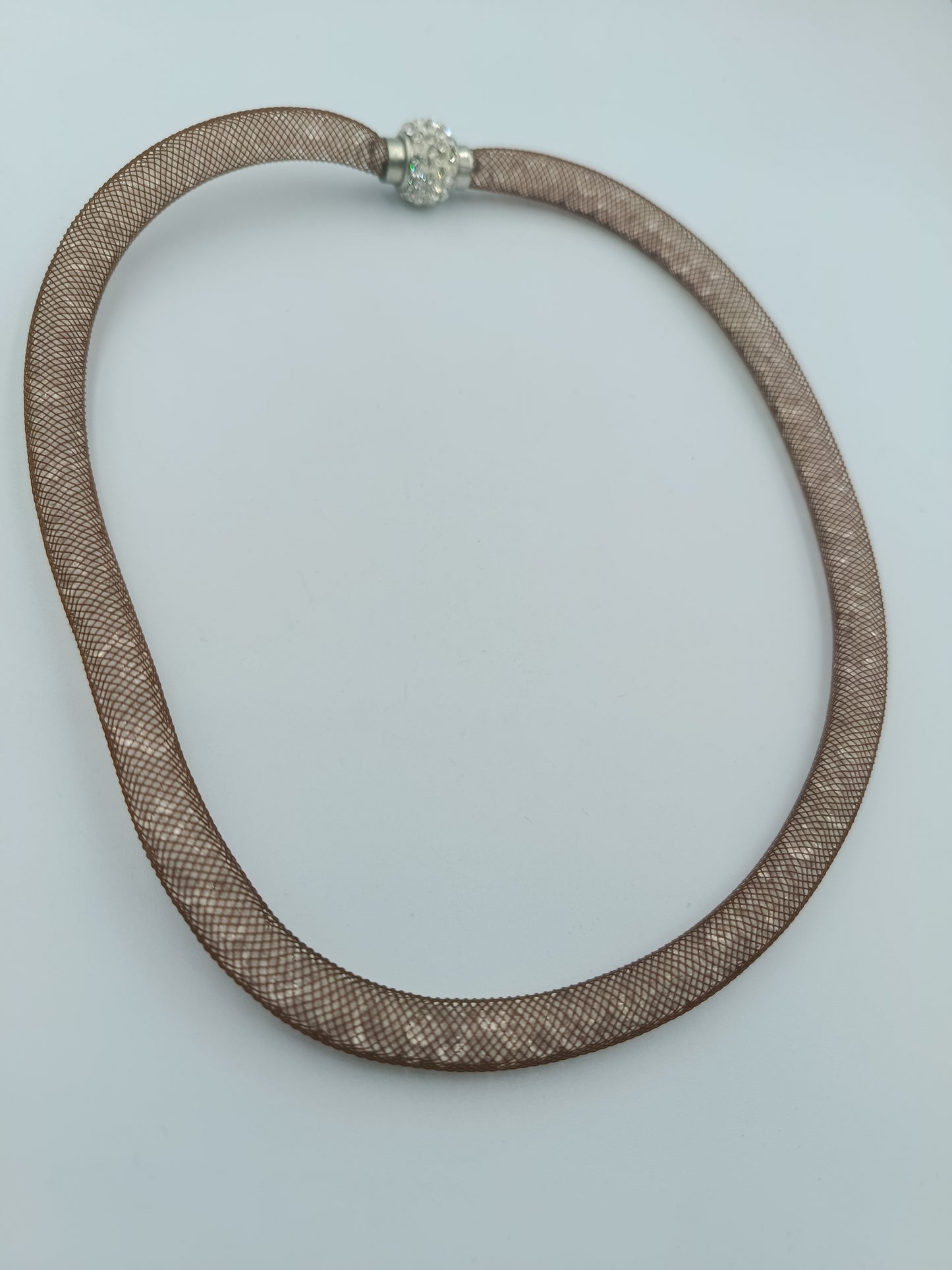 Moderne Netz-Halskette in Beige mit Strassverschluss