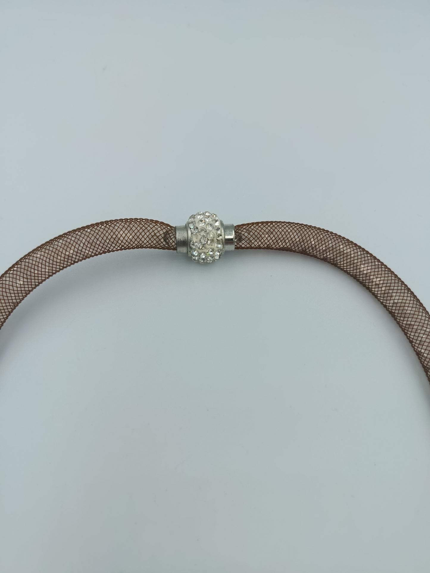 Moderne Netz-Halskette in Beige mit Strassverschluss