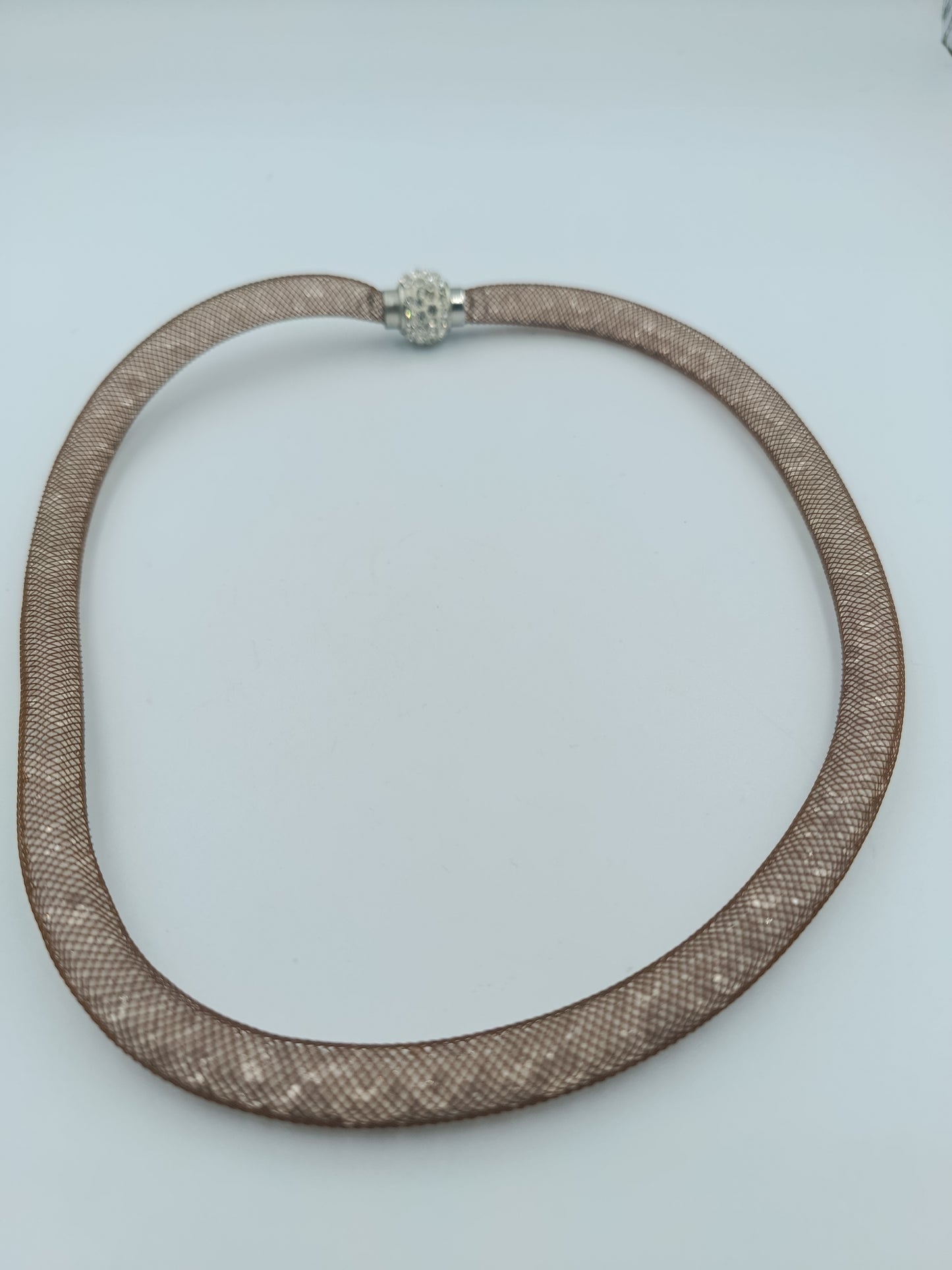 Moderne Netz-Halskette in Beige mit Strassverschluss