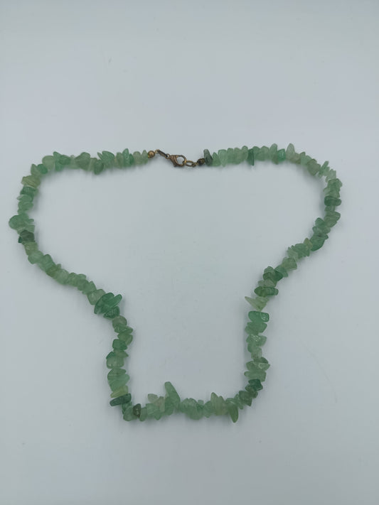 Halskette aus grünen Edelstein-Splittern