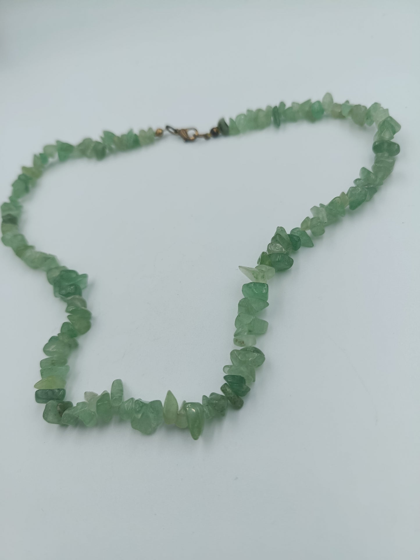 Halskette aus grünen Edelstein-Splittern