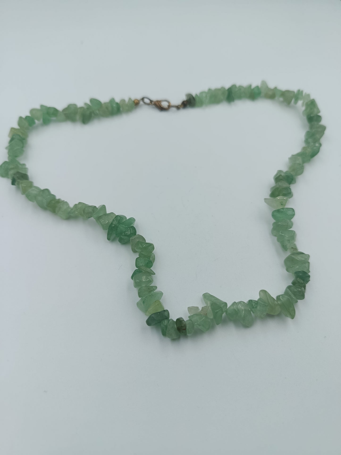 Halskette aus grünen Edelstein-Splittern