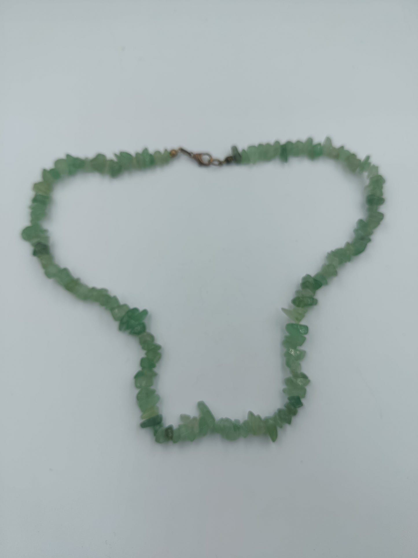 Halskette aus grünen Edelstein-Splittern