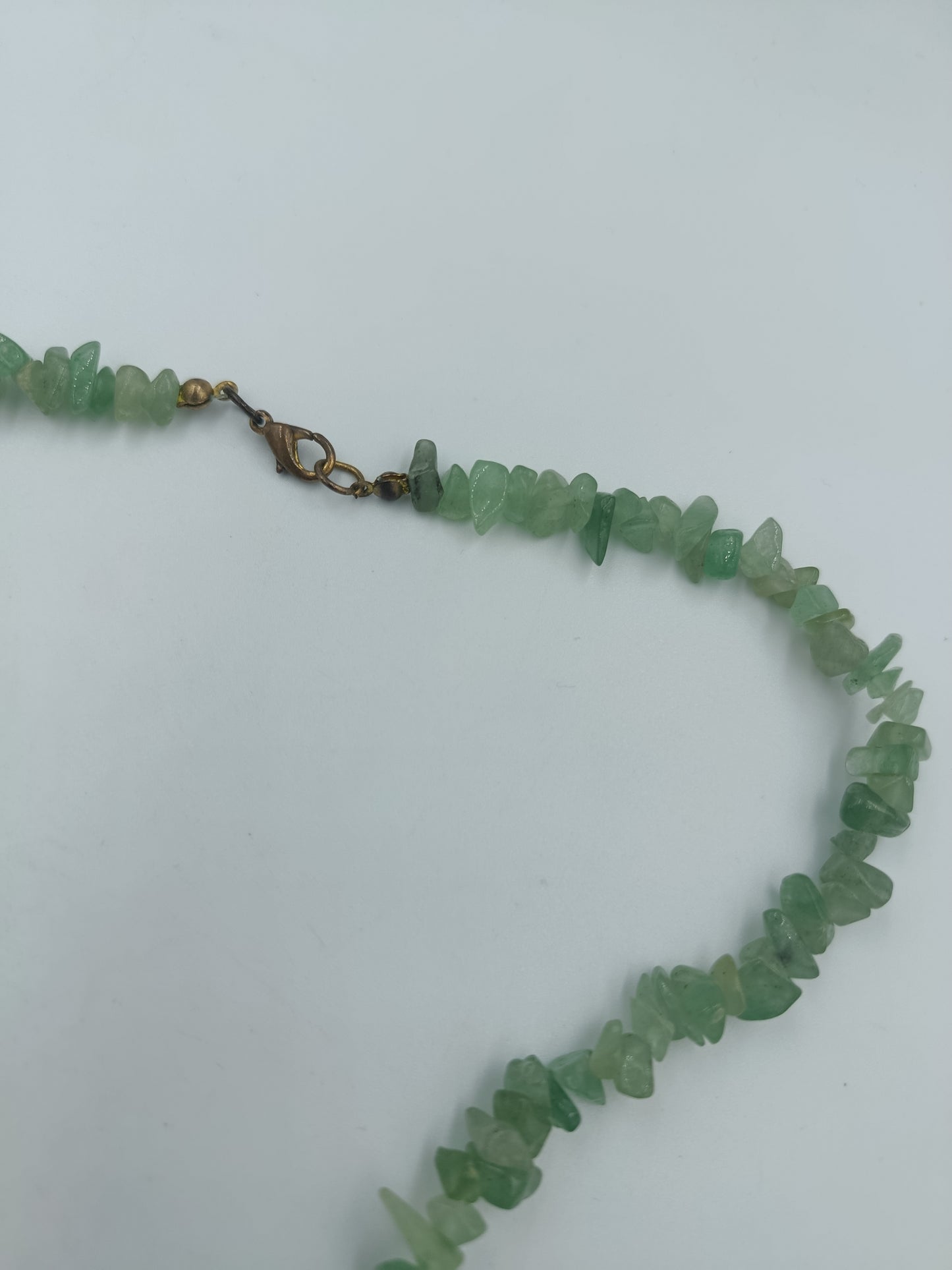 Halskette aus grünen Edelstein-Splittern