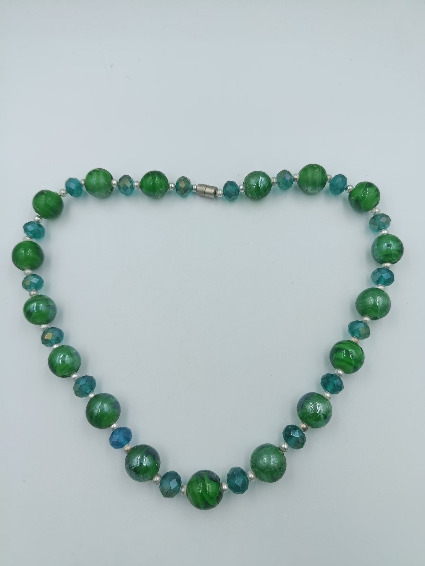 Glasperlenkette in Grün und Blau mit Silberdetails
