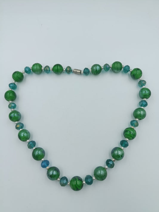 Glasperlenkette in Grün und Blau mit Silberdetails
