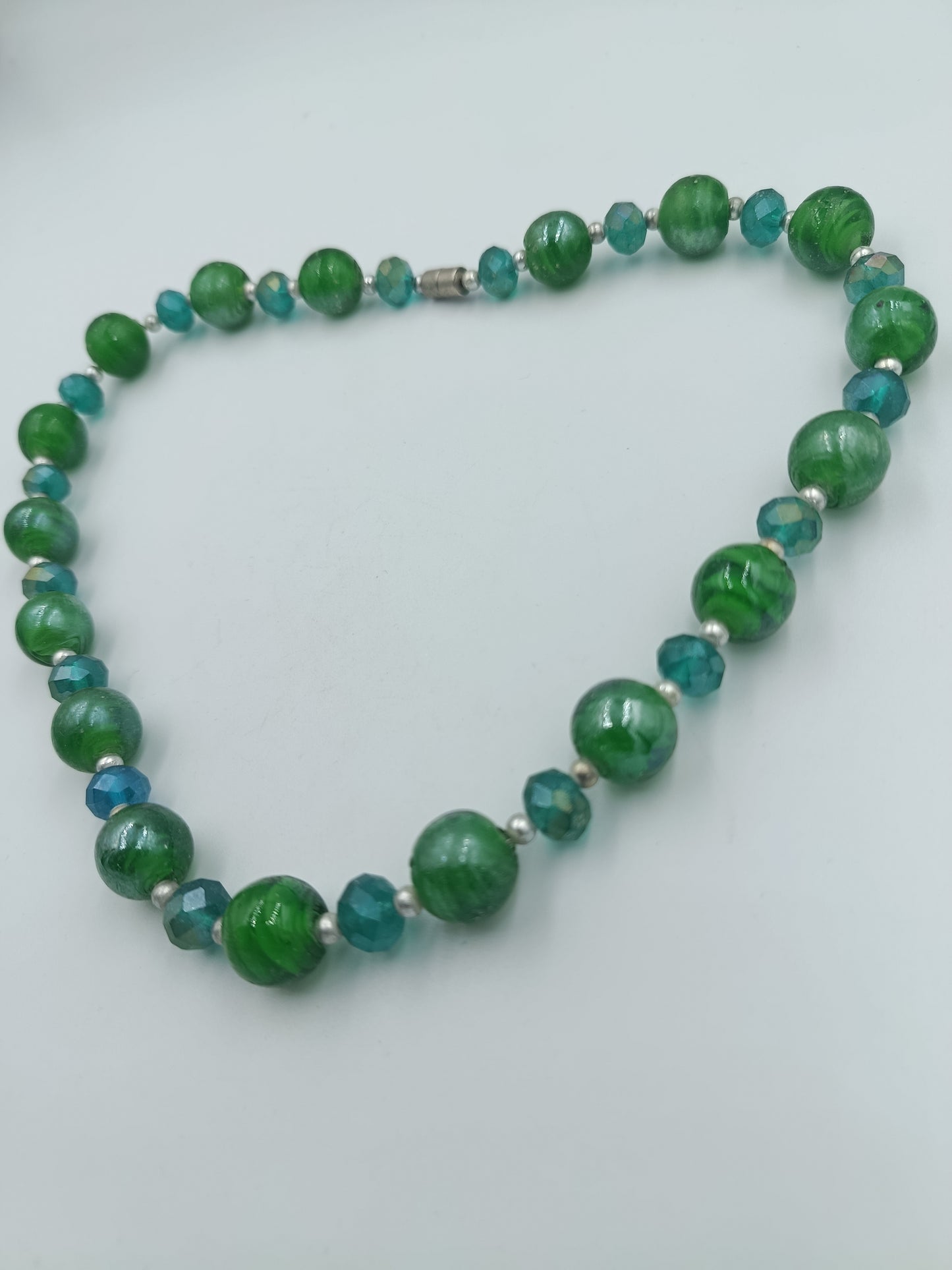 Glasperlenkette in Grün und Blau mit Silberdetails