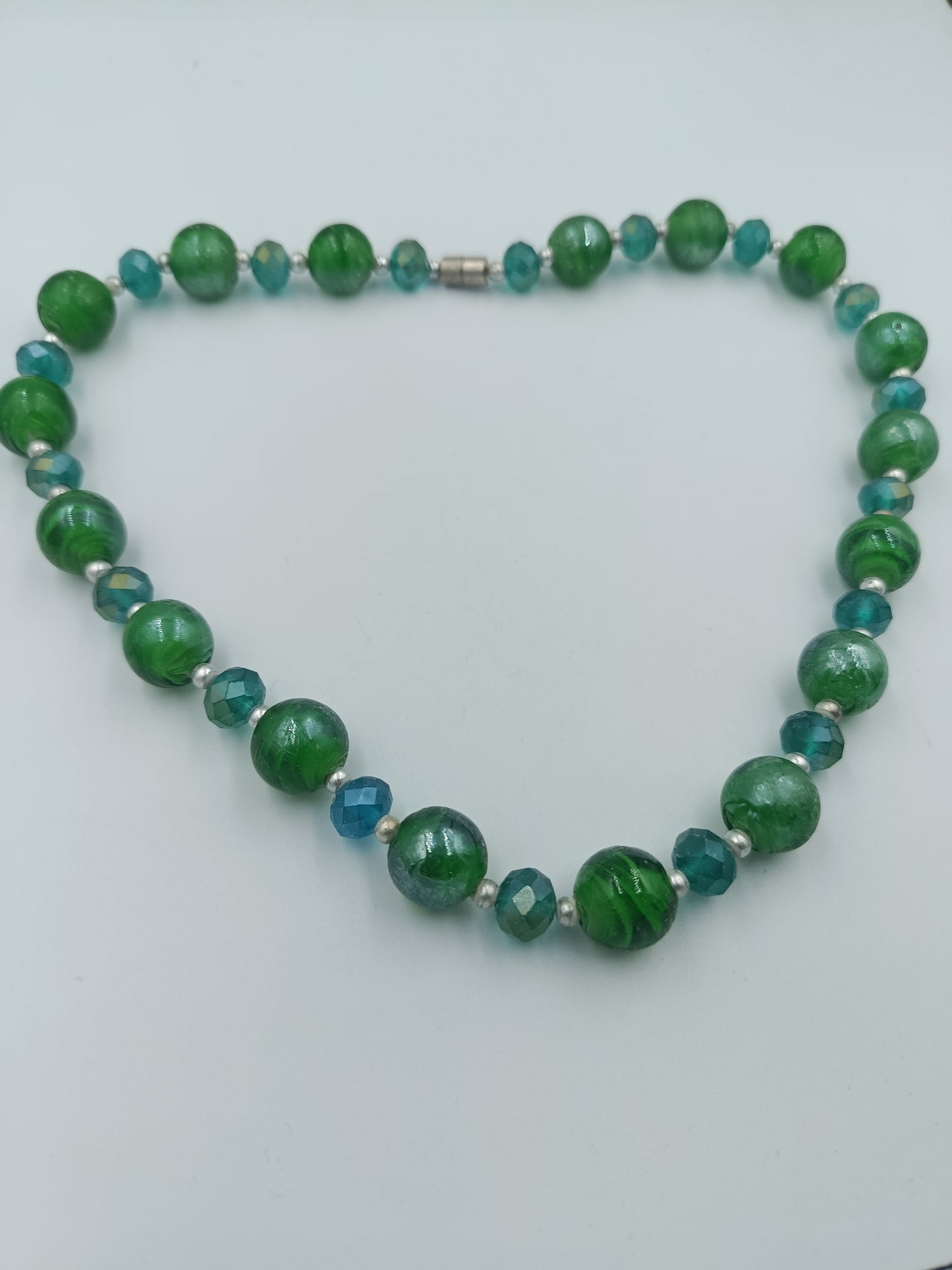 Glasperlenkette in Grün und Blau mit Silberdetails
