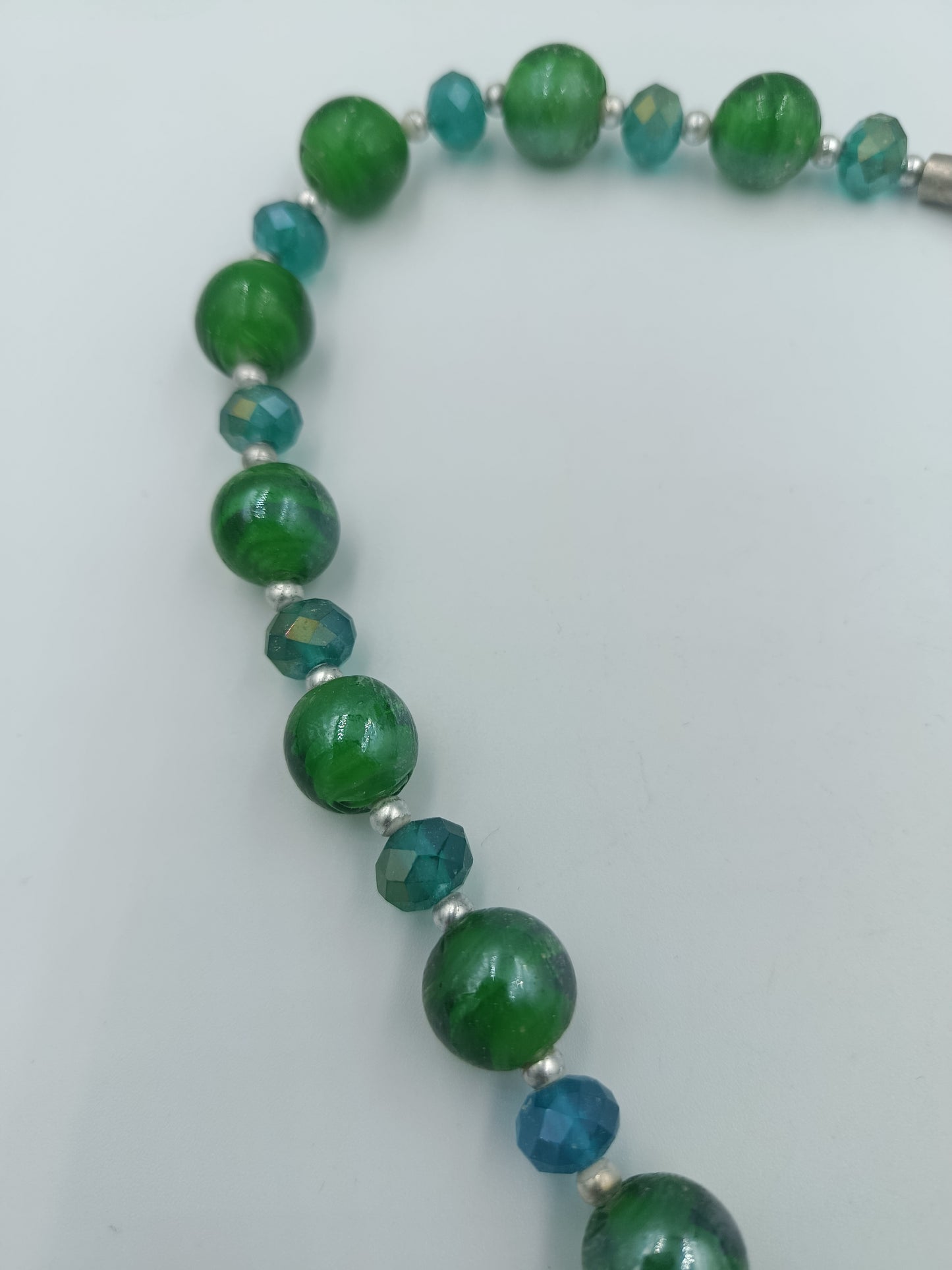 Glasperlenkette in Grün und Blau mit Silberdetails