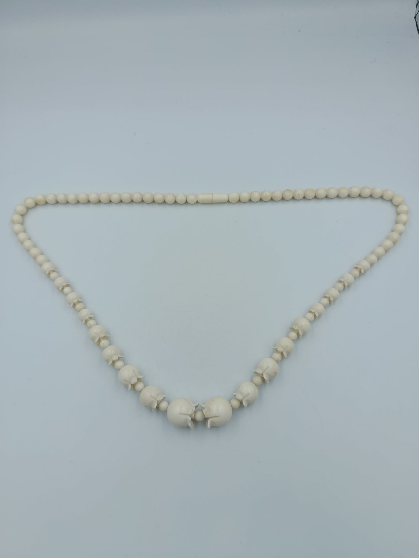 Halskette mit geschnitzten Elfenbein-Optik-Perlen