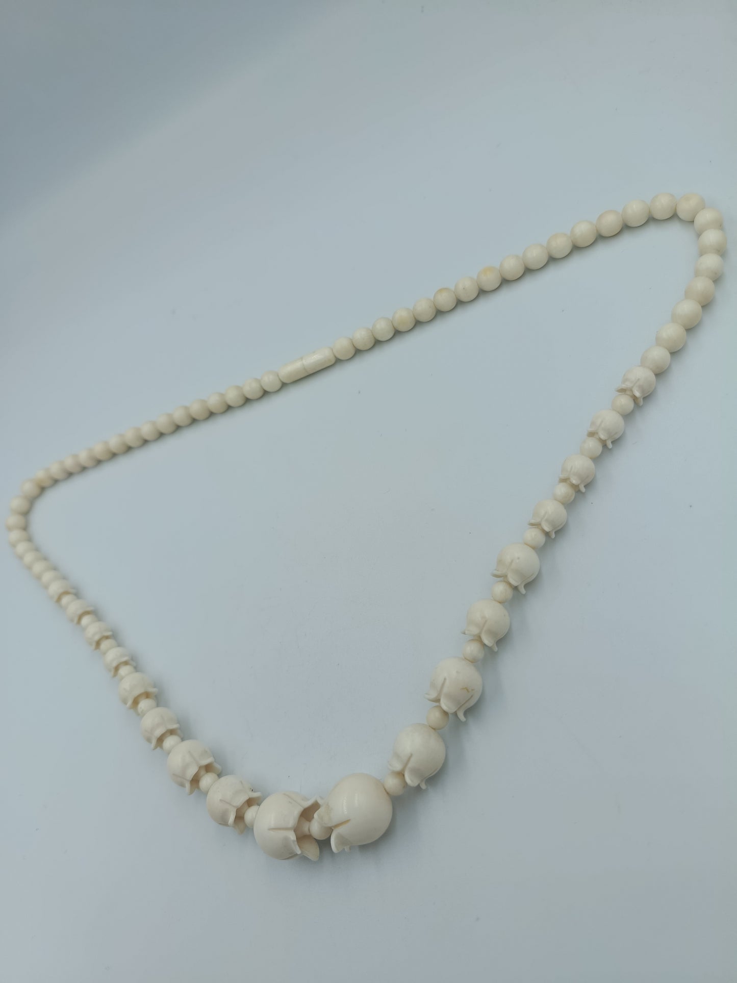 Halskette mit geschnitzten Elfenbein-Optik-Perlen