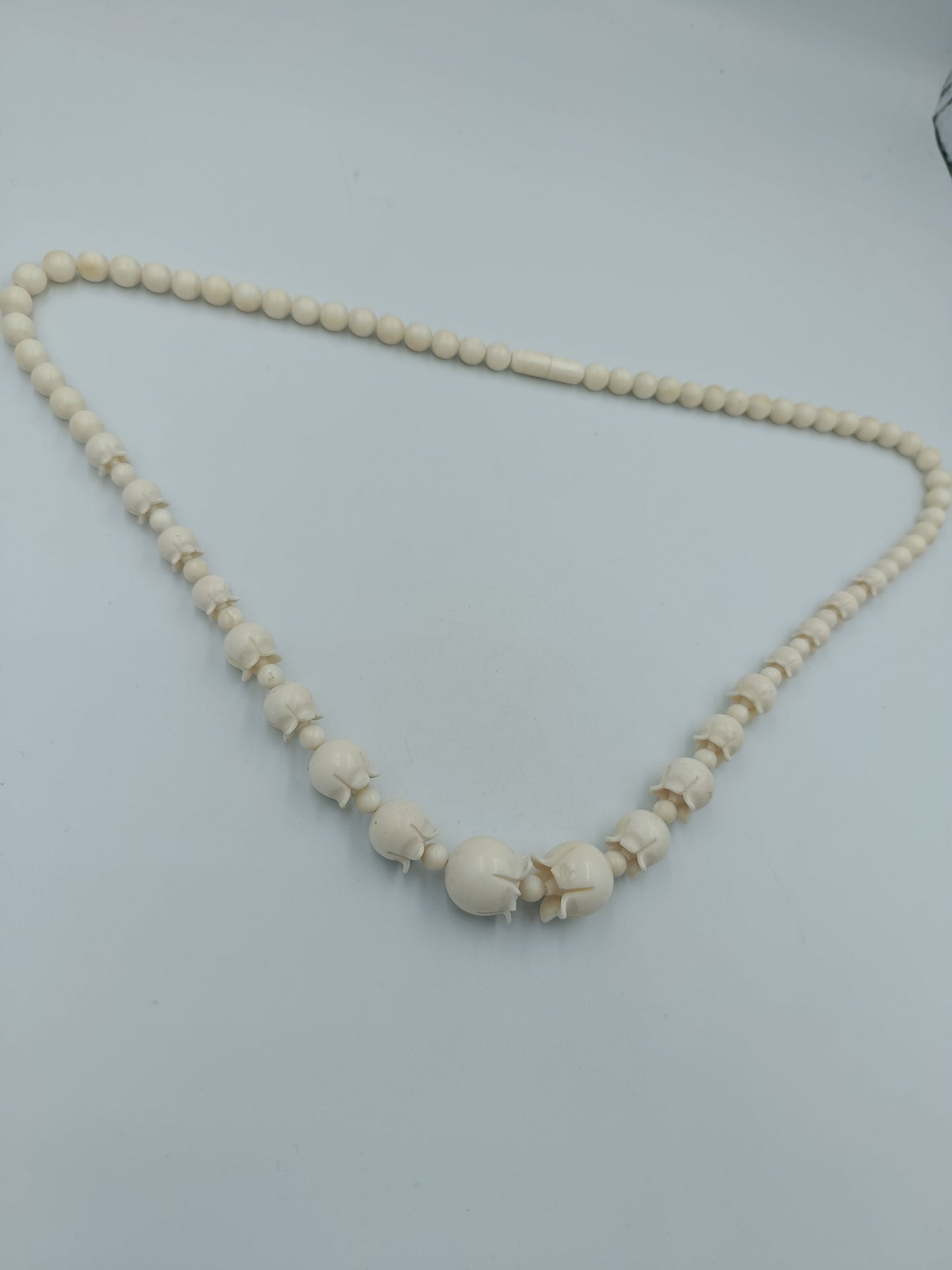 Halskette mit geschnitzten Elfenbein-Optik-Perlen
