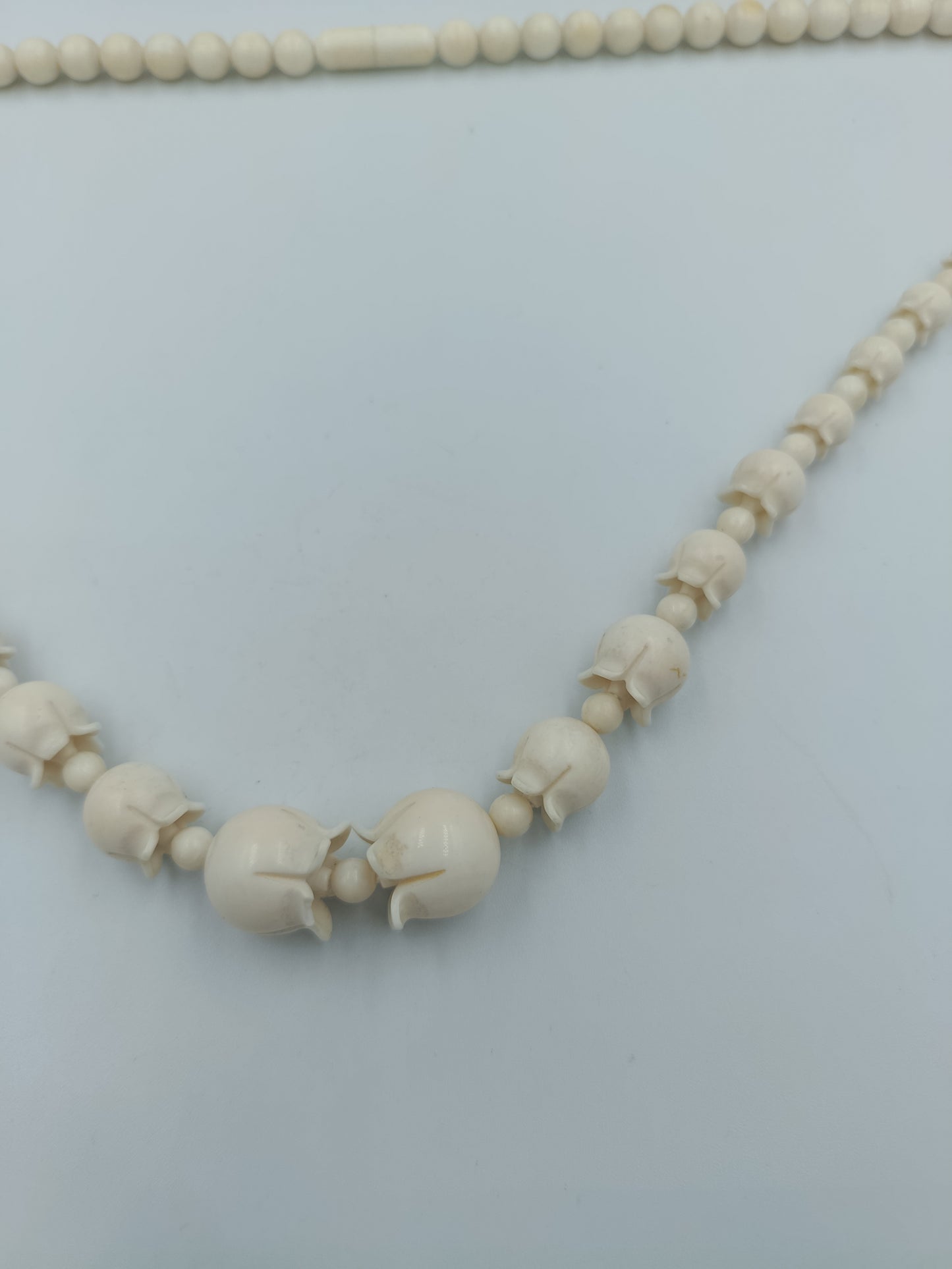Halskette mit geschnitzten Elfenbein-Optik-Perlen