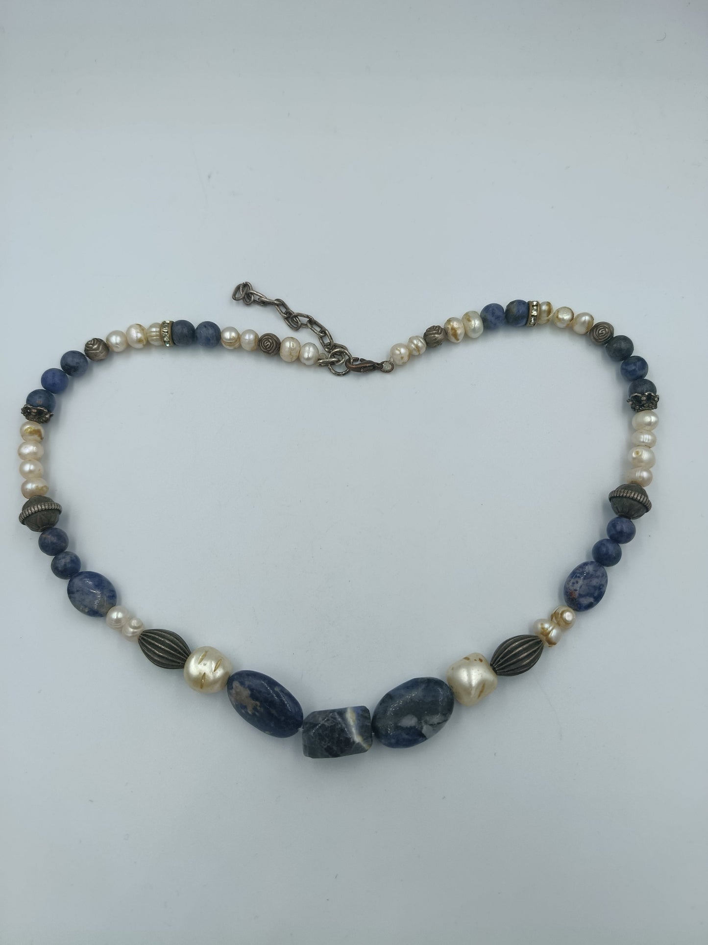 Halskette mit Sodalith-Steinen und Süßwasserperlen