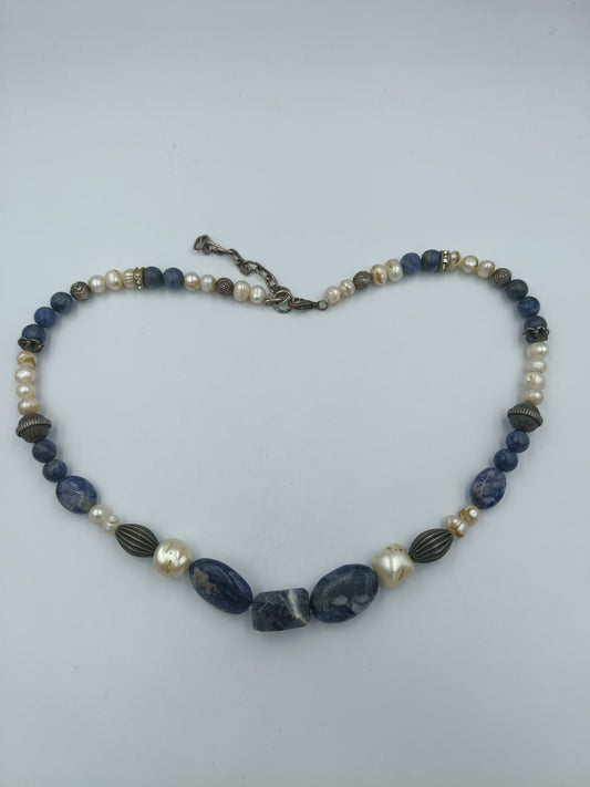 Halskette mit Sodalith-Steinen und Süßwasserperlen