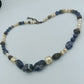 Halskette mit Sodalith-Steinen und Süßwasserperlen