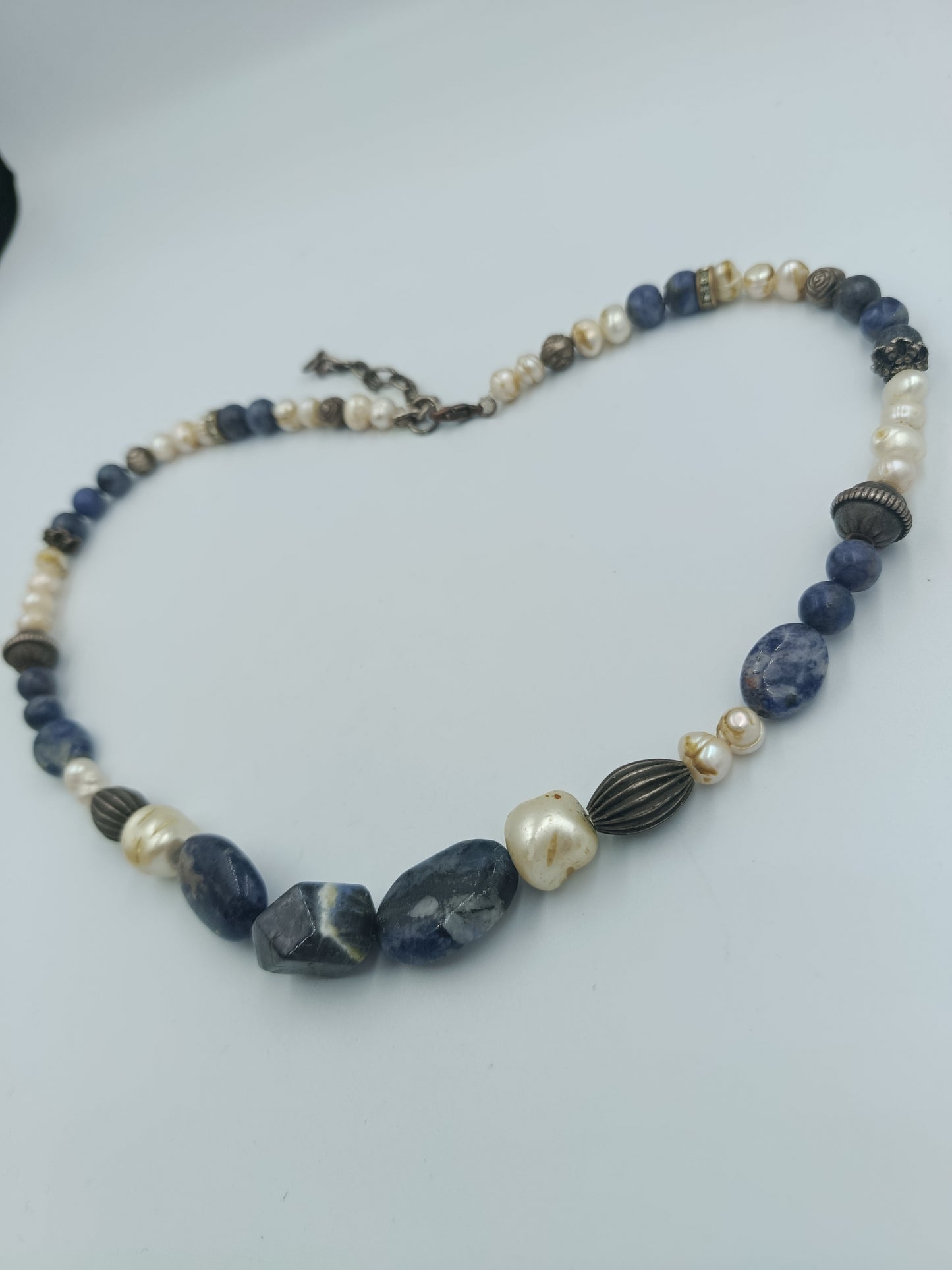 Halskette mit Sodalith-Steinen und Süßwasserperlen