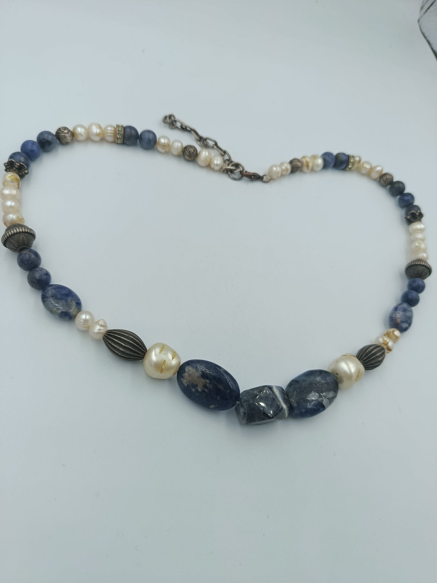 Halskette mit Sodalith-Steinen und Süßwasserperlen