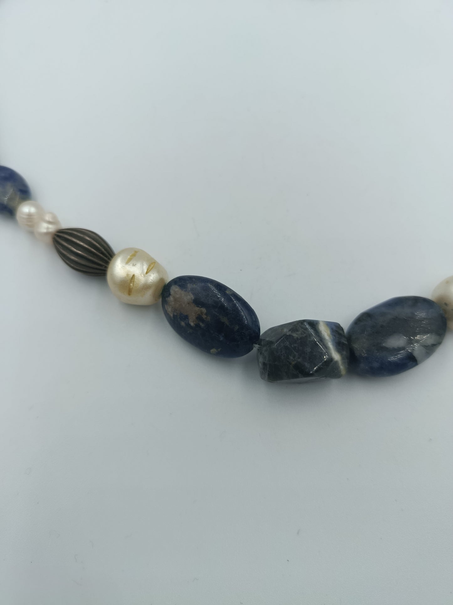 Halskette mit Sodalith-Steinen und Süßwasserperlen