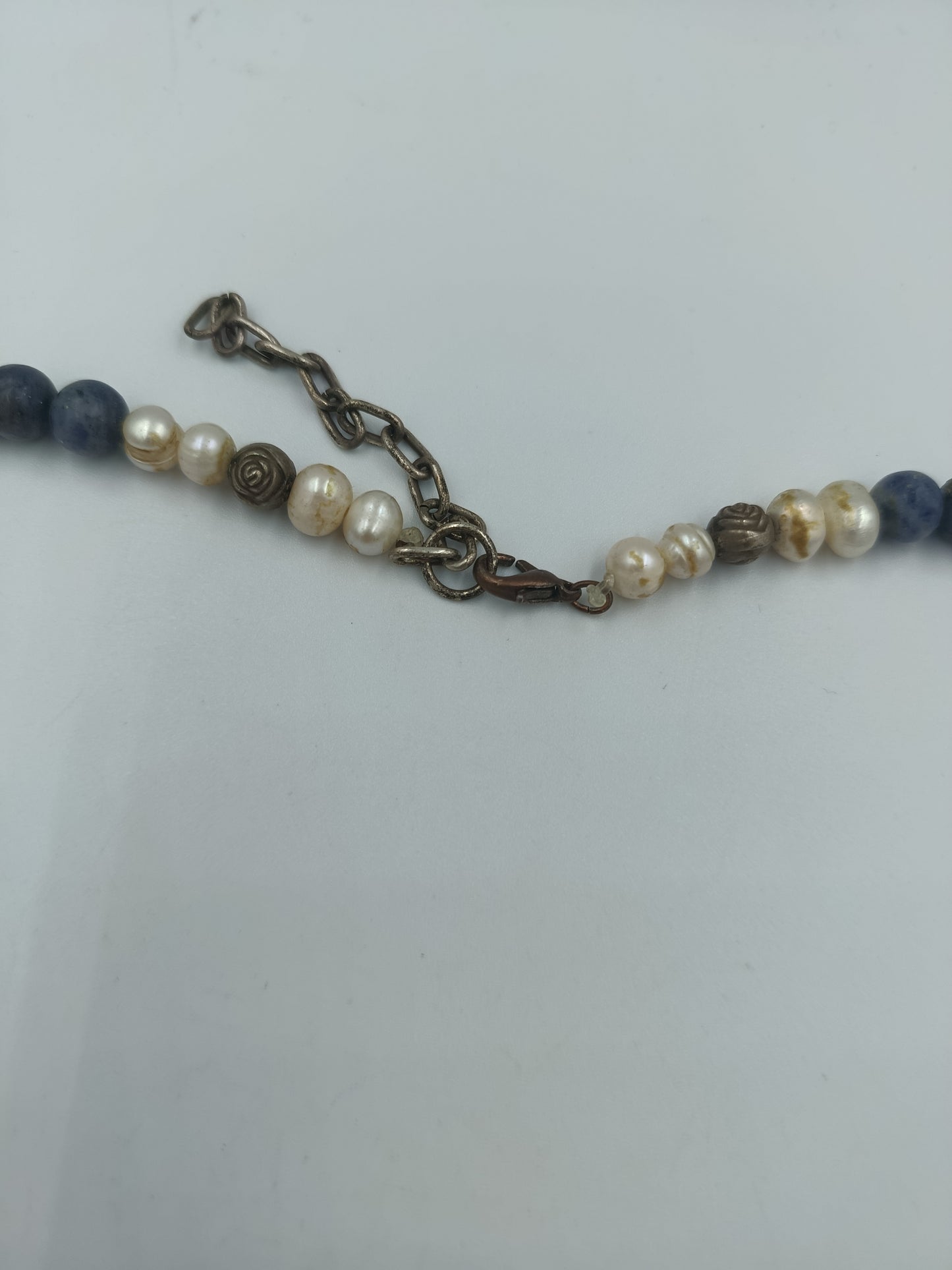 Halskette mit Sodalith-Steinen und Süßwasserperlen