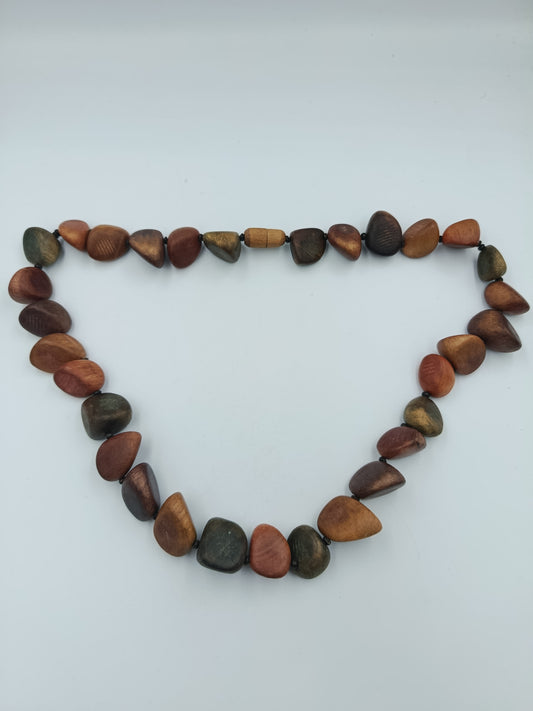 Naturholz-Halskette in warmen Erdtönen