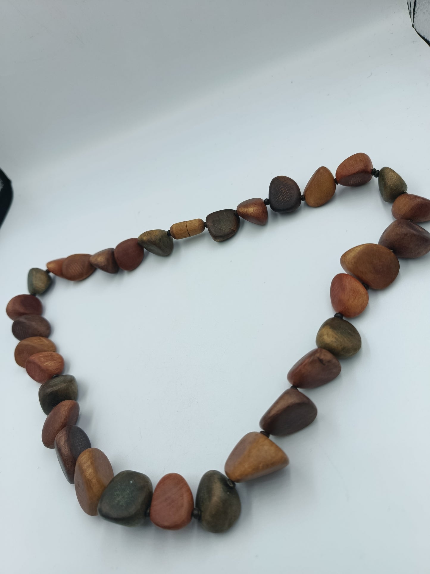 Naturholz-Halskette in warmen Erdtönen