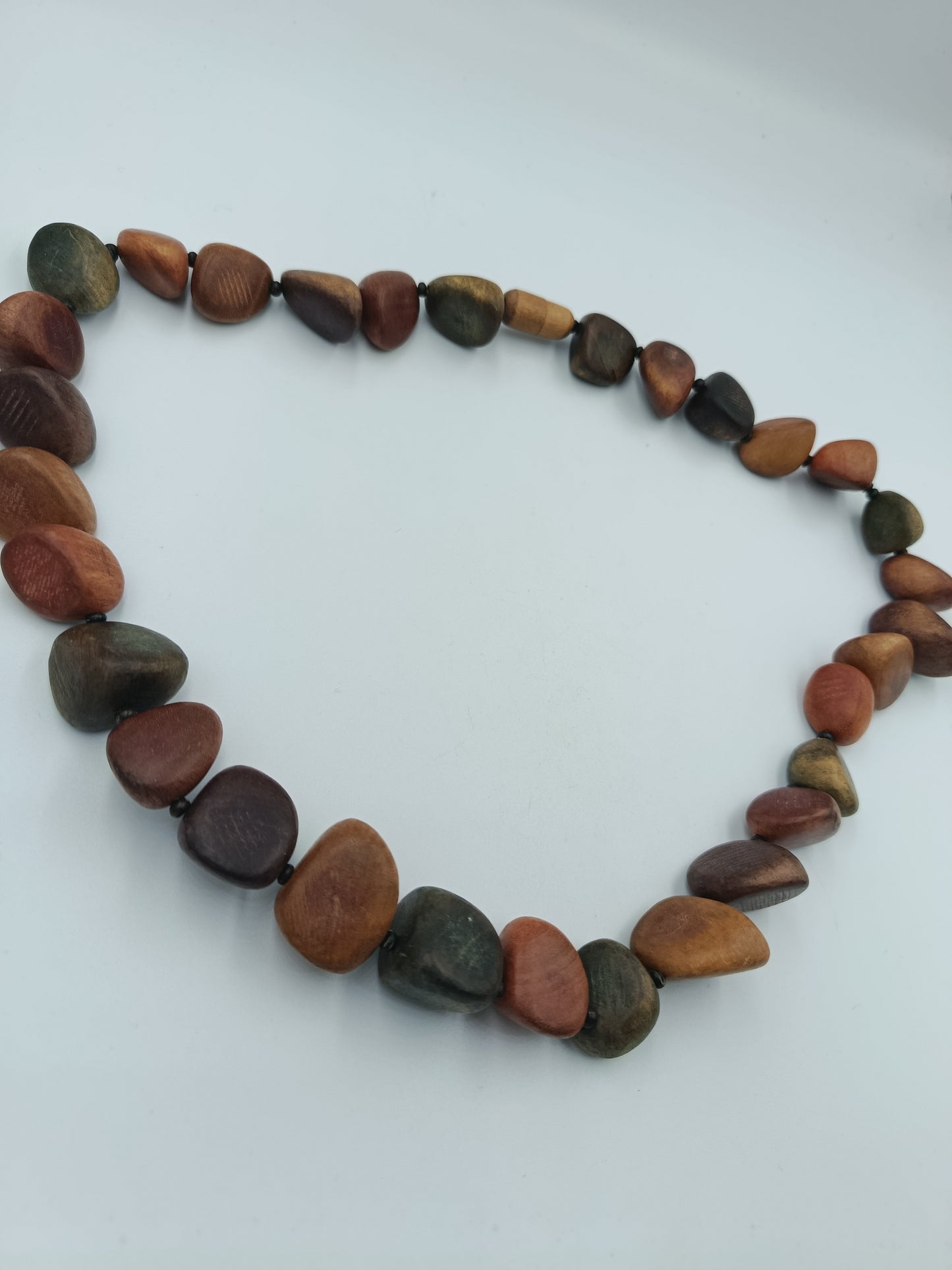 Naturholz-Halskette in warmen Erdtönen