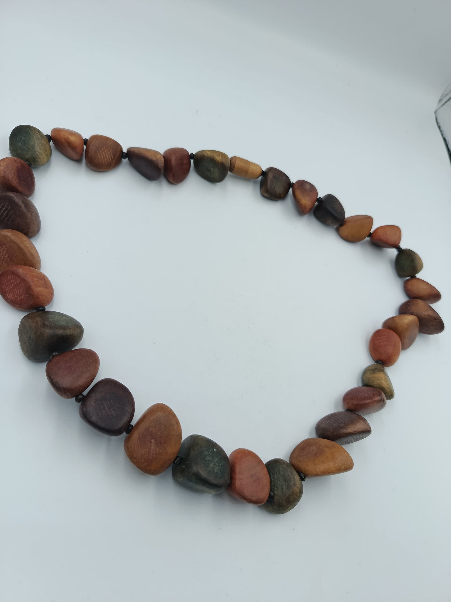 Naturholz-Halskette in warmen Erdtönen