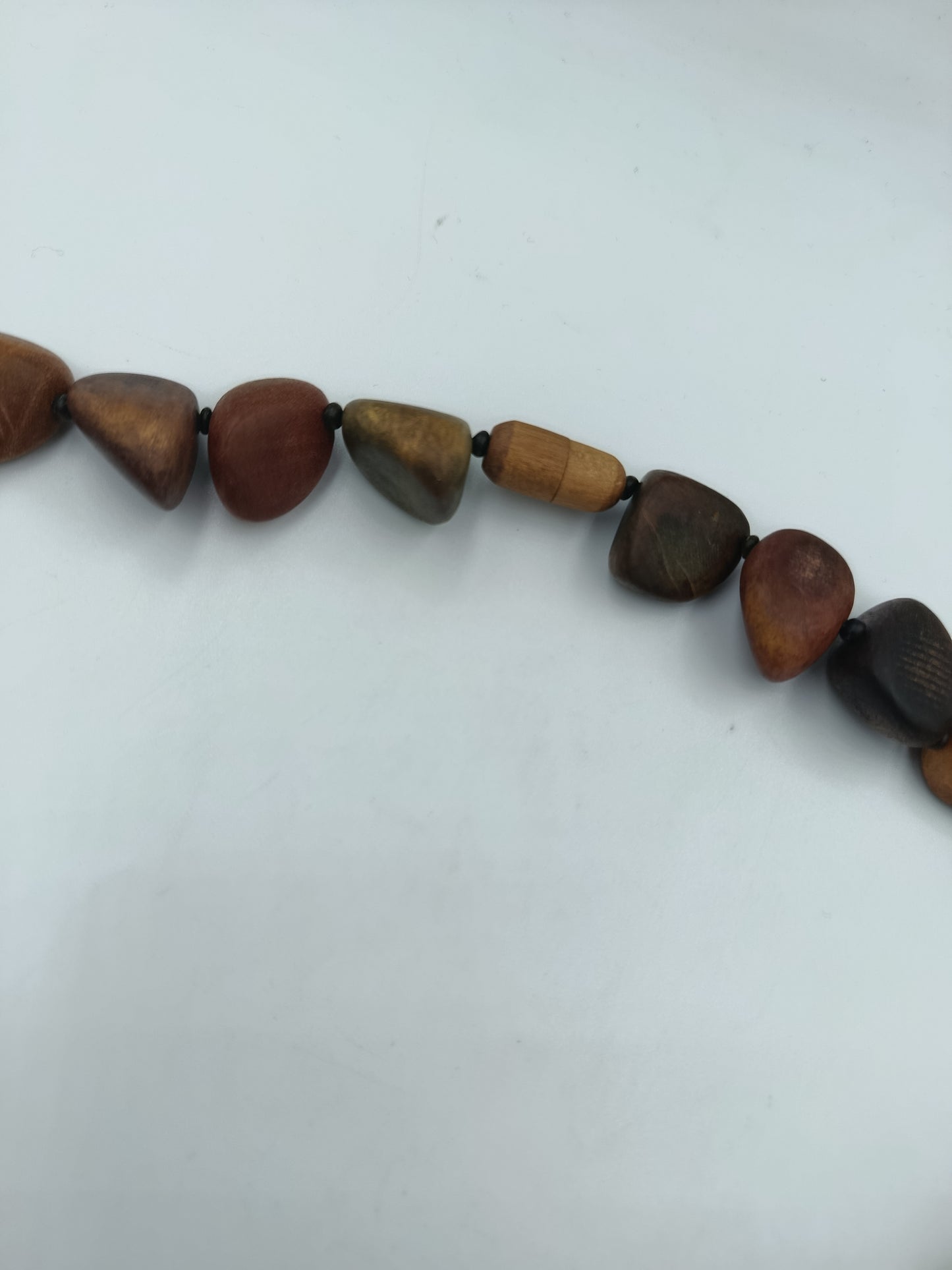 Naturholz-Halskette in warmen Erdtönen