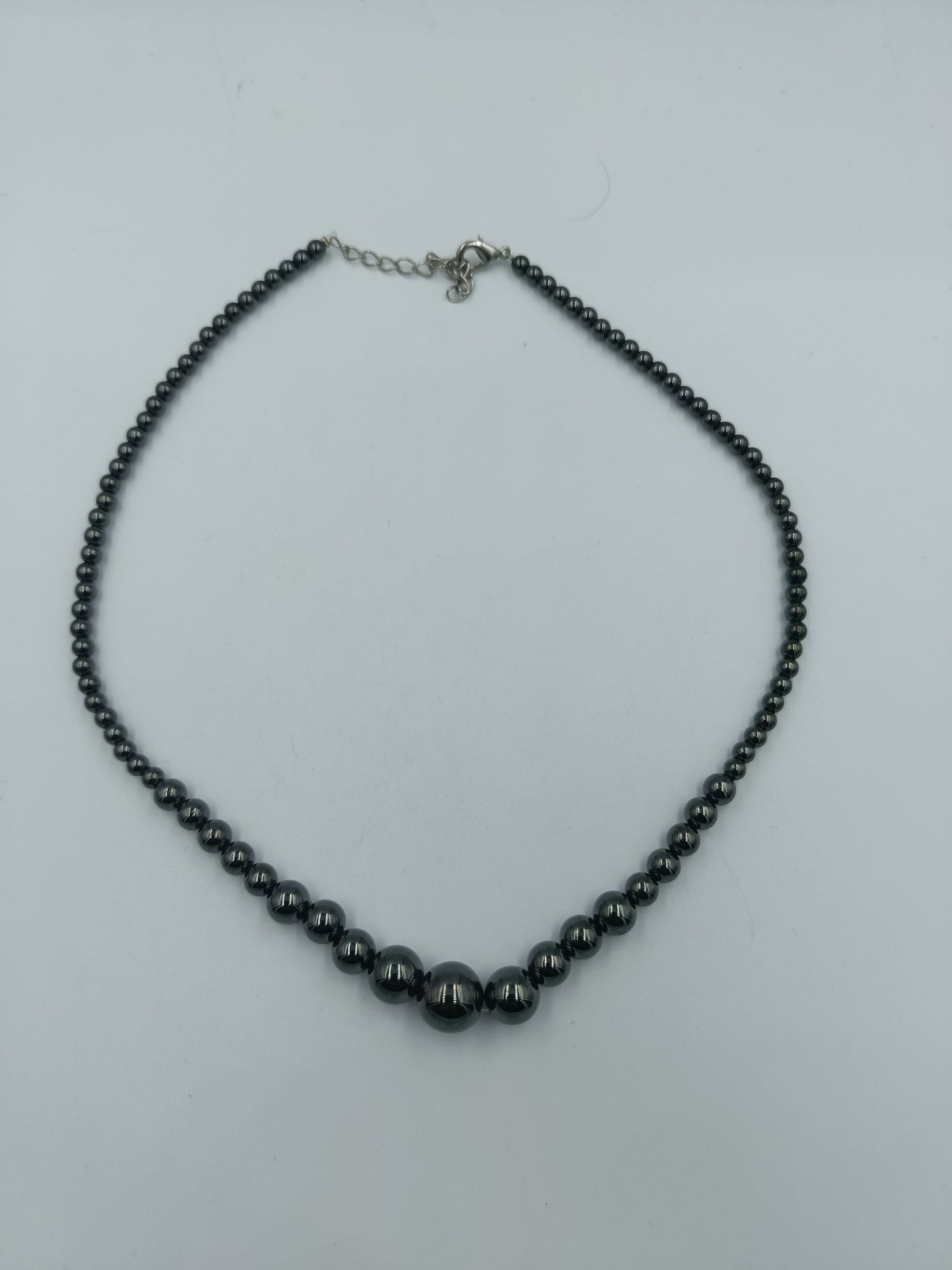 Halskette aus Hämatit-Perlen in Verlaufoptik