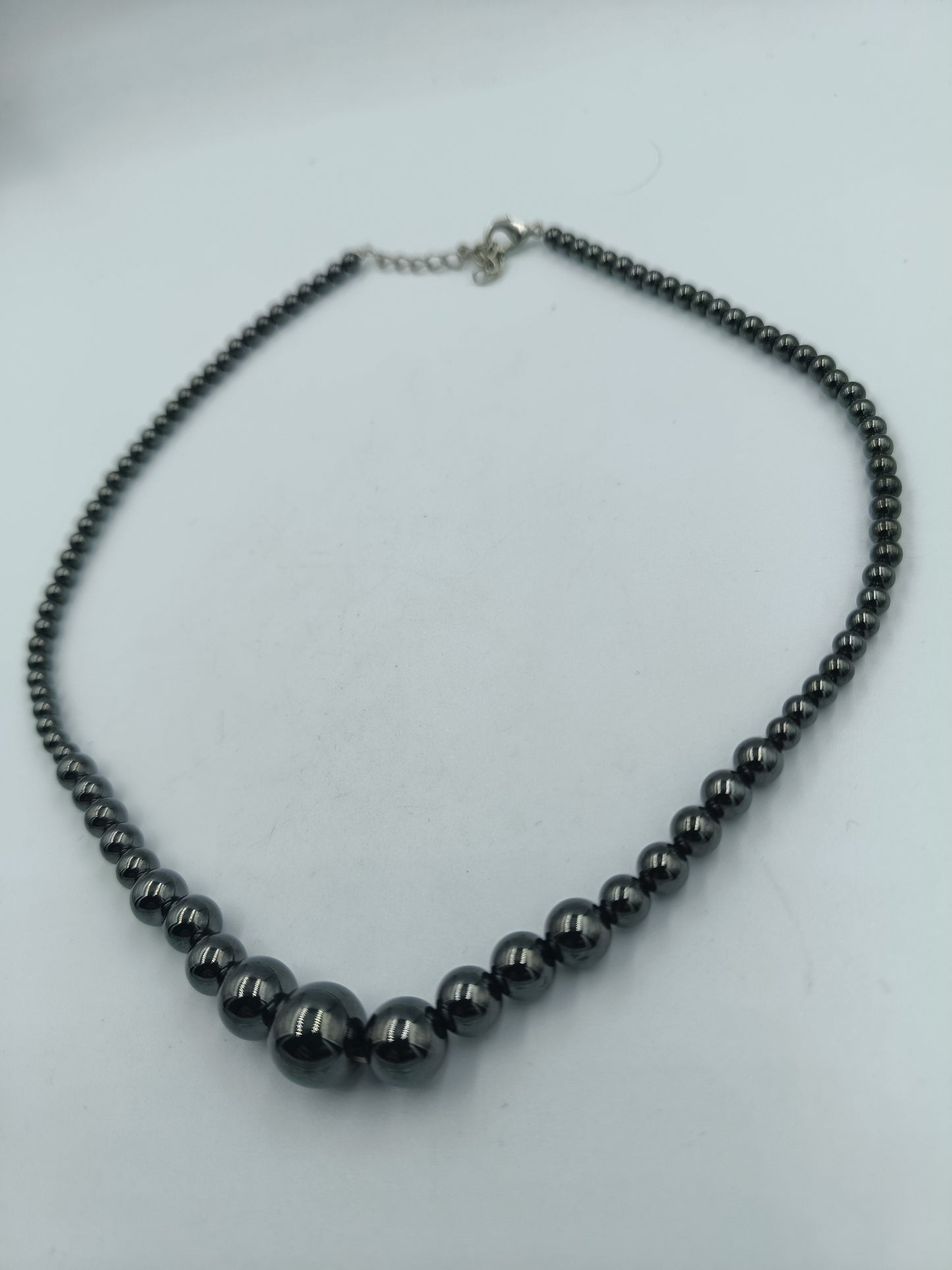Halskette aus Hämatit-Perlen in Verlaufoptik