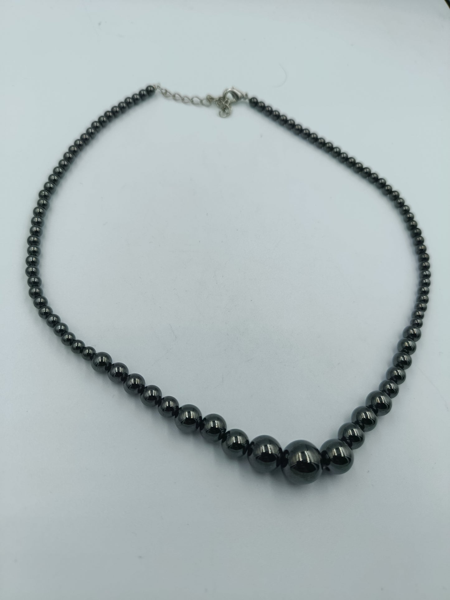 Halskette aus Hämatit-Perlen in Verlaufoptik