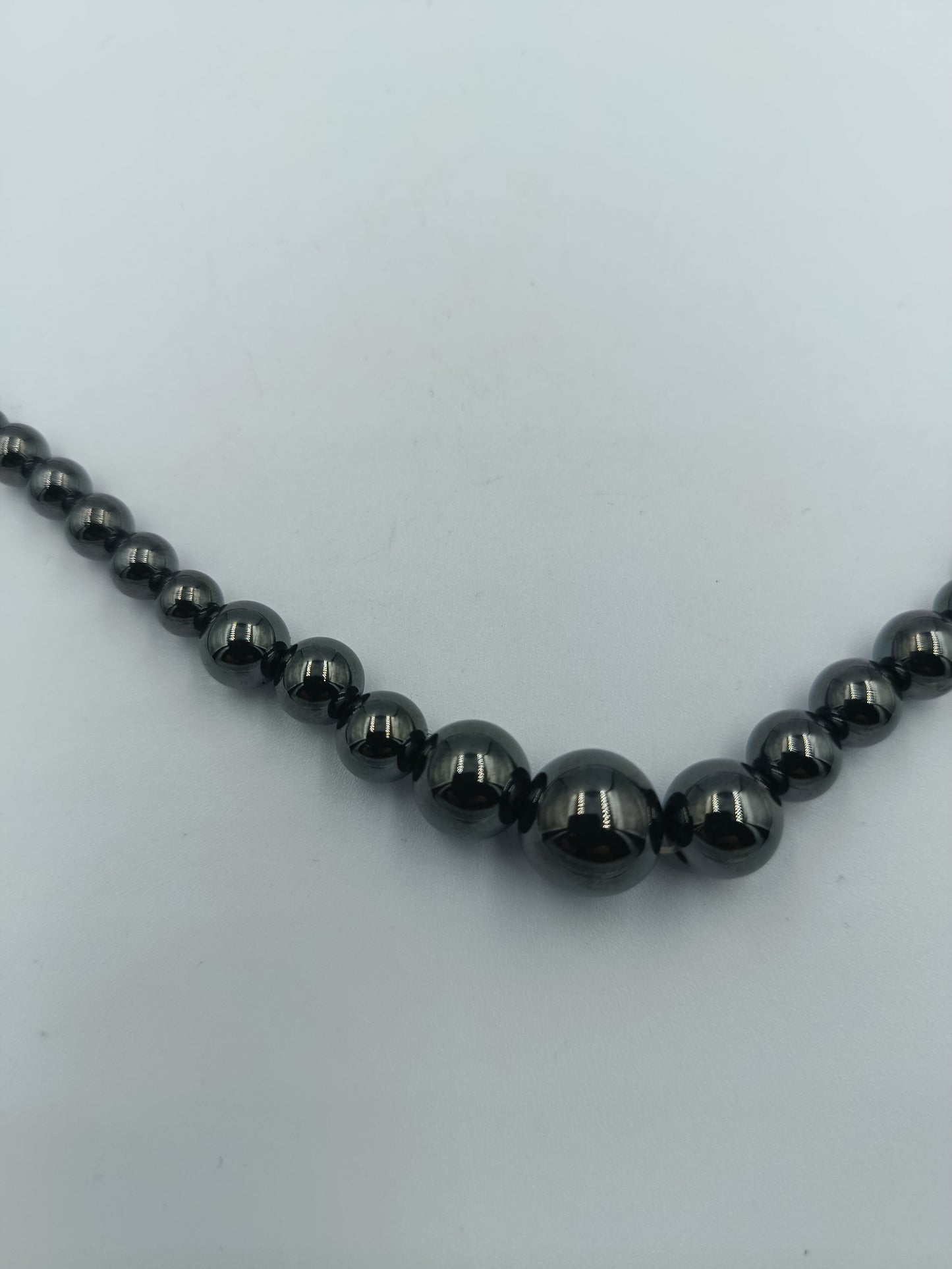 Halskette aus Hämatit-Perlen in Verlaufoptik