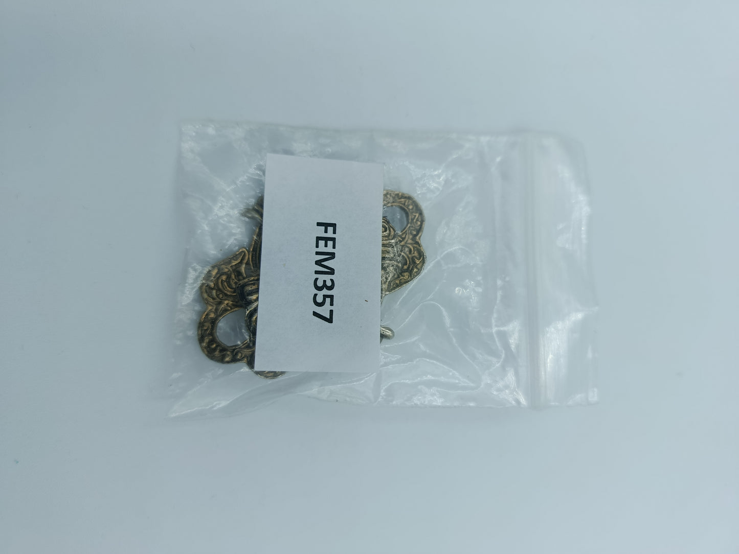 Antik anmutende Brosche mit dunkelblauem Stein